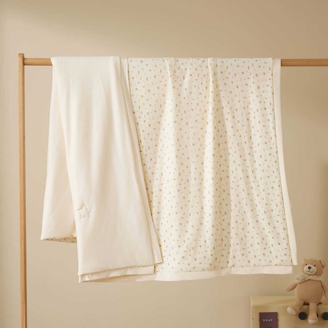 Doppellagige Babykrabbeldecke aus Baumwoll-Jersey mit leichter Wattierung und zartem Allover-Tierprint