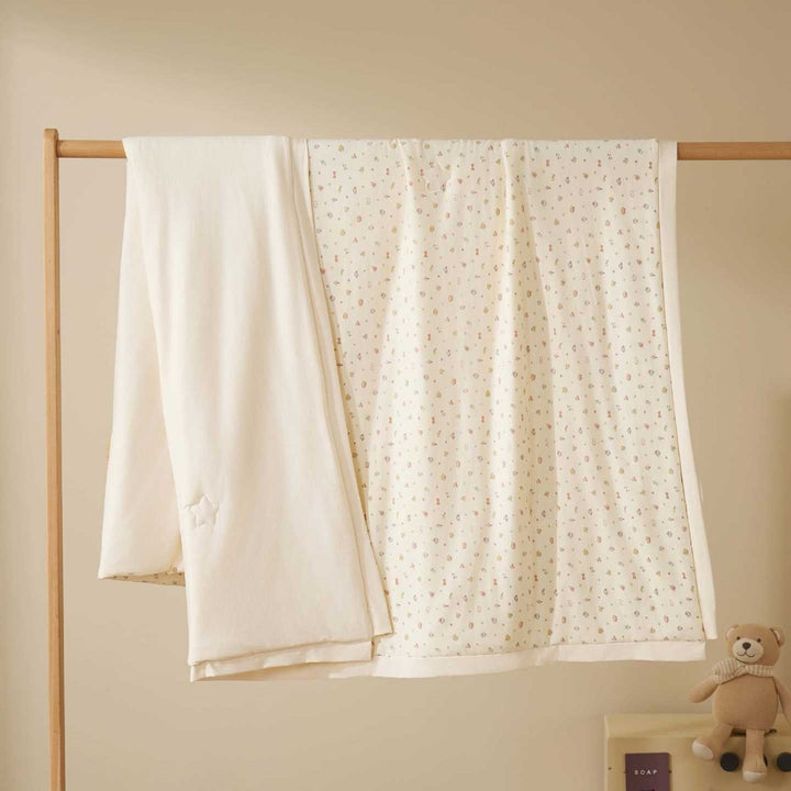 Doppellagige Babykrabbeldecke aus Baumwoll-Jersey mit leichter Wattierung und zartem Allover-Tierprint