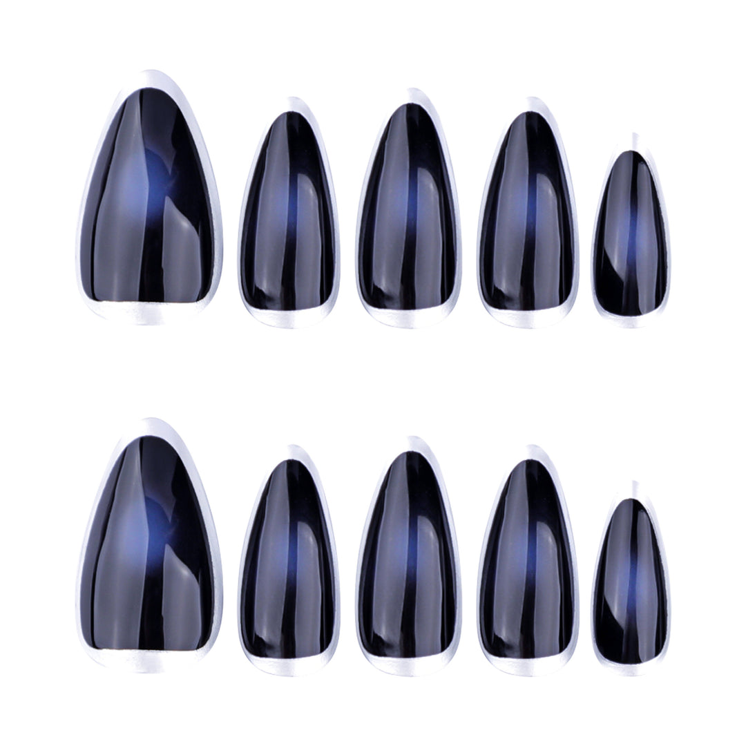 Kunstvolle Stiletto-Nägel mit Glamourösem Metallic-Finish Karnz