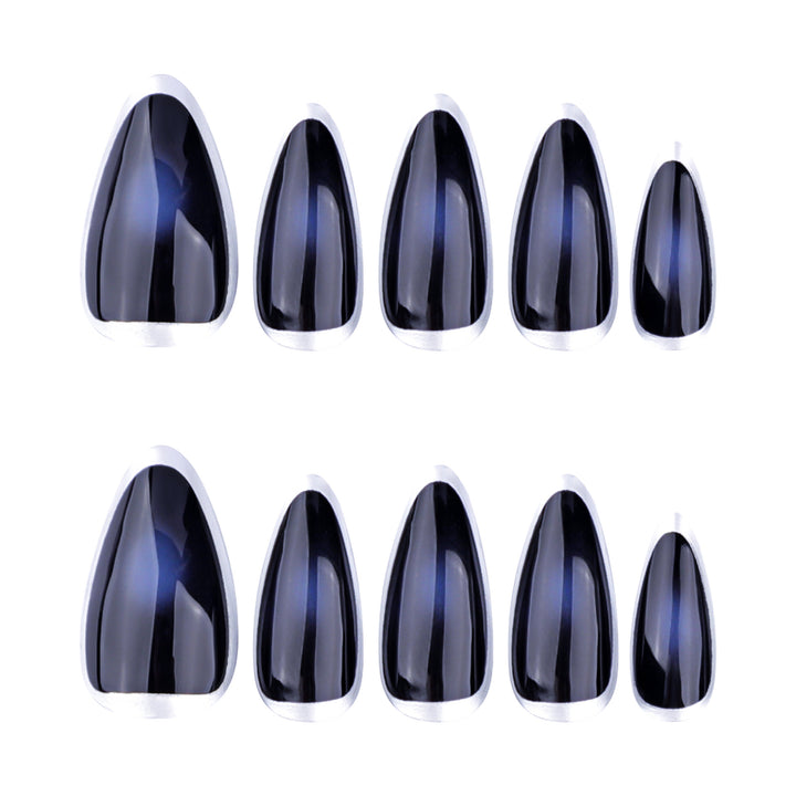 Kunstvolle Stiletto-Nägel mit Glamourösem Metallic-Finish Karnz
