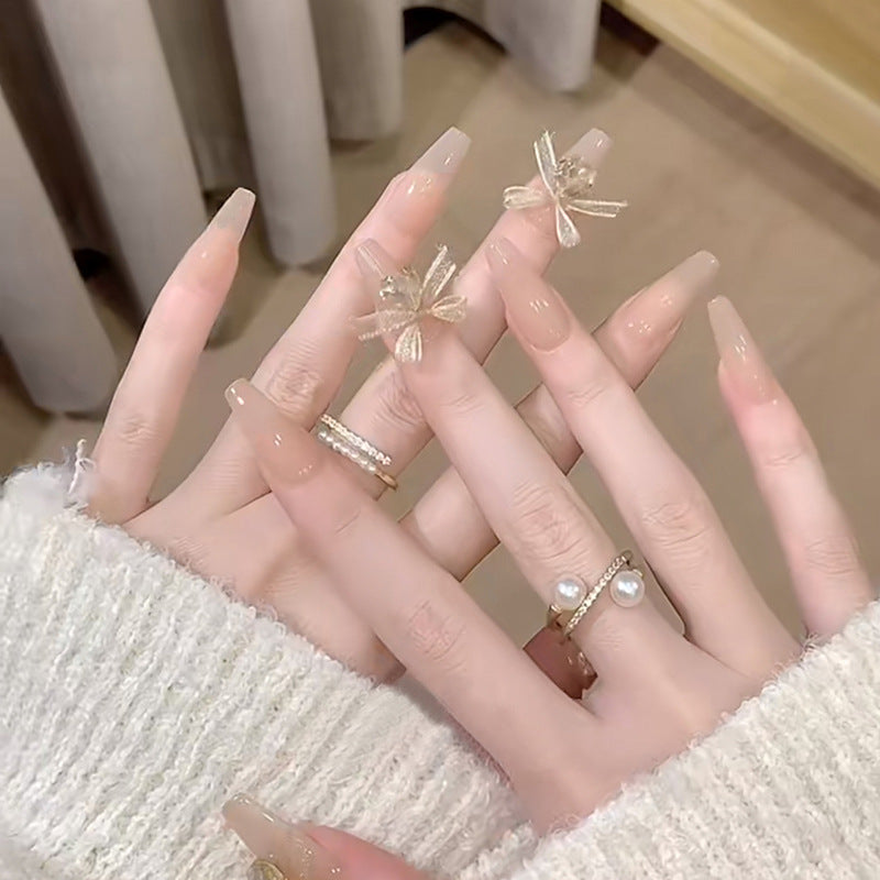 Kunstnagelset mit eleganten 3D-Bloßen und filigranen Akzenten Karnz