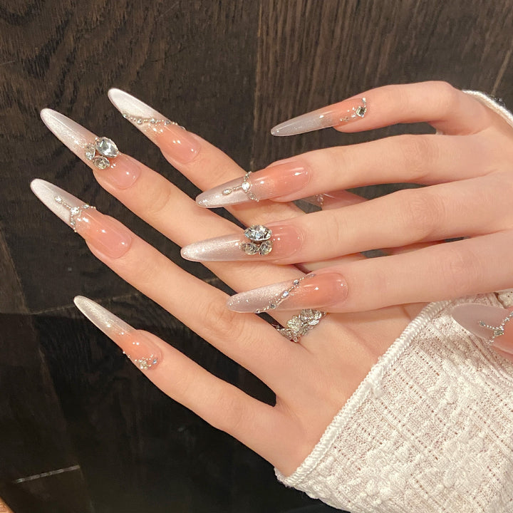 Dekorative Press-On Nägel mit Strass-Akzenten