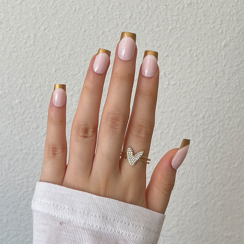 Kunstvolle Nagelverlängerungen mit elegantem Blattmuster Karnz