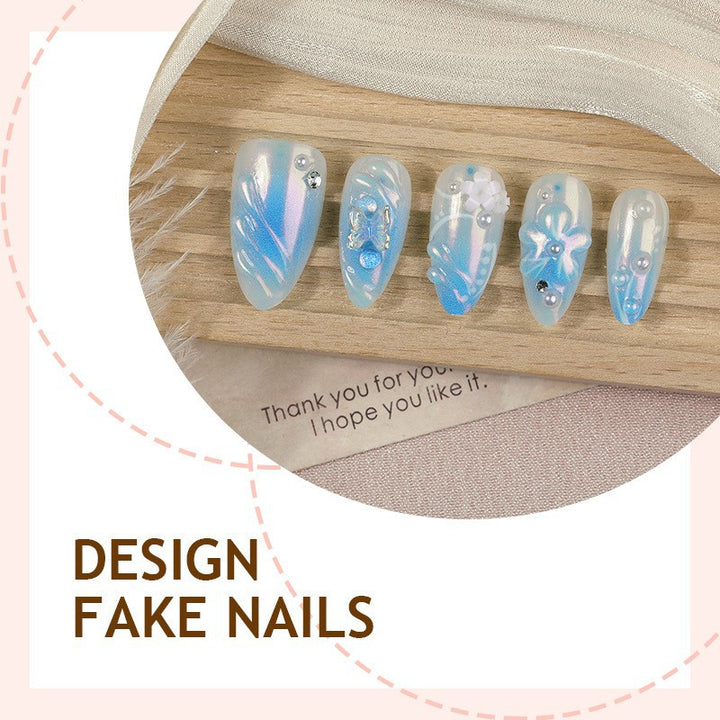 Künstliche Nagel-Kreation mit floralen Designs und Glitzerakzenten Karnz
