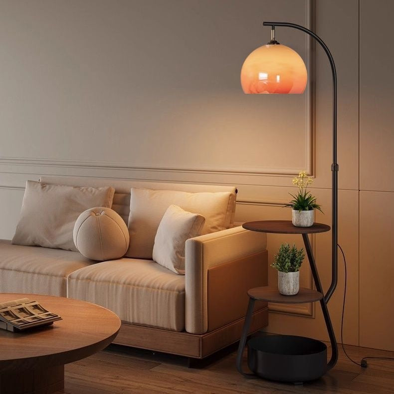 Moderne Stehlampe mit Regalen