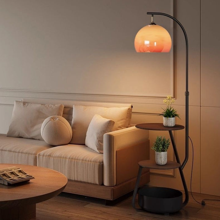 Moderne Stehlampe mit Regalen