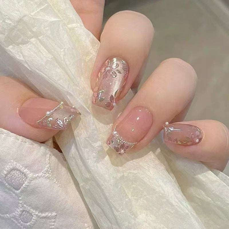 Kunstnagel Set mit floralen Akzenten Karnz