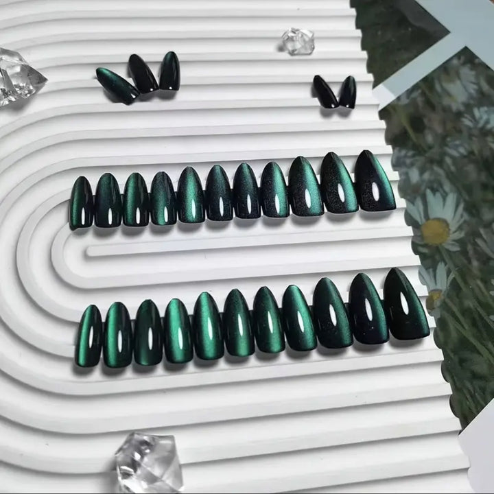 Kunstnagelset mit elegantem Hochglanz und Stiletto-Design Karnz