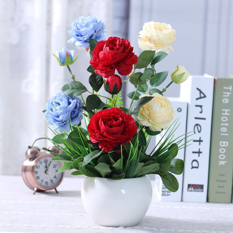 Künstliches Blumenarrangement in modernem Keramikvase