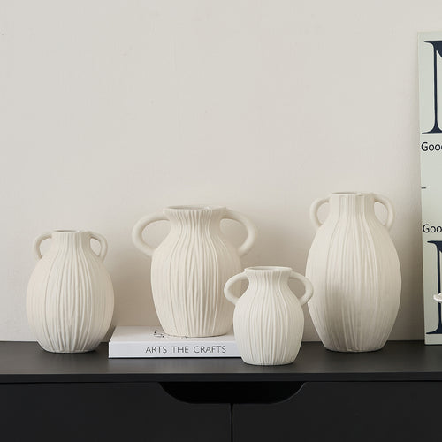 Dekorative Keramikvase mit kunstvollem Rillenmuster Karnz