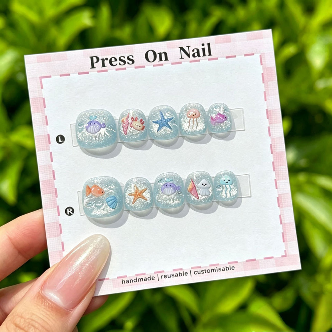 Künstlerisches Press-On-Nagel-Set mit floralen und grafischen Designs