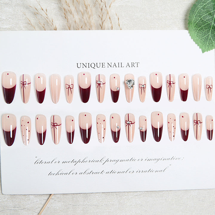 Kunstnagelset mit eleganten Schleifen- und Glitzer-Details Karnz