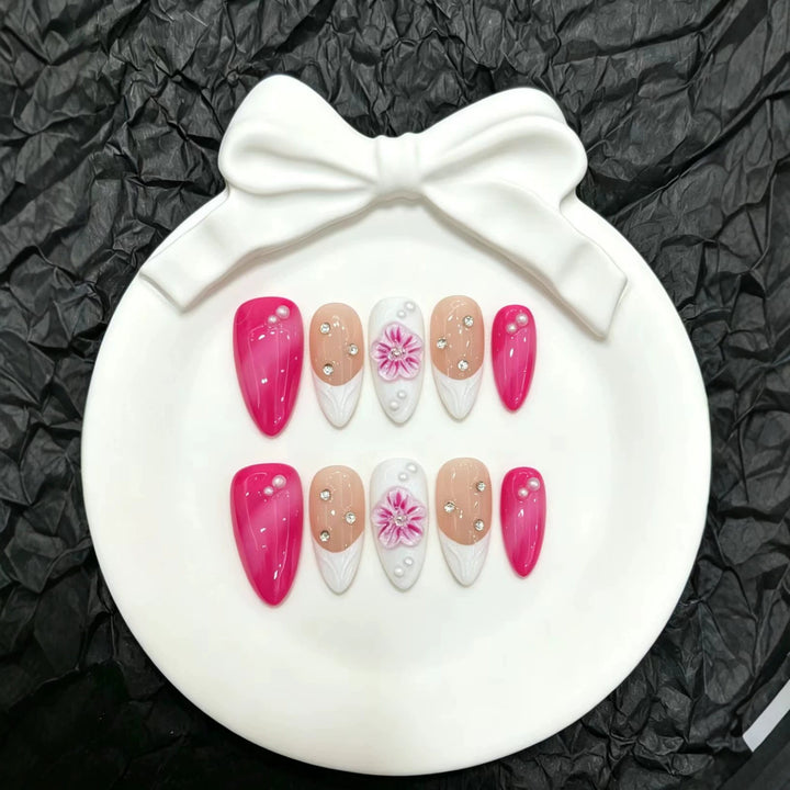 Glamouröser Press-On-Nagelset mit floralen und Juwelenakzenten