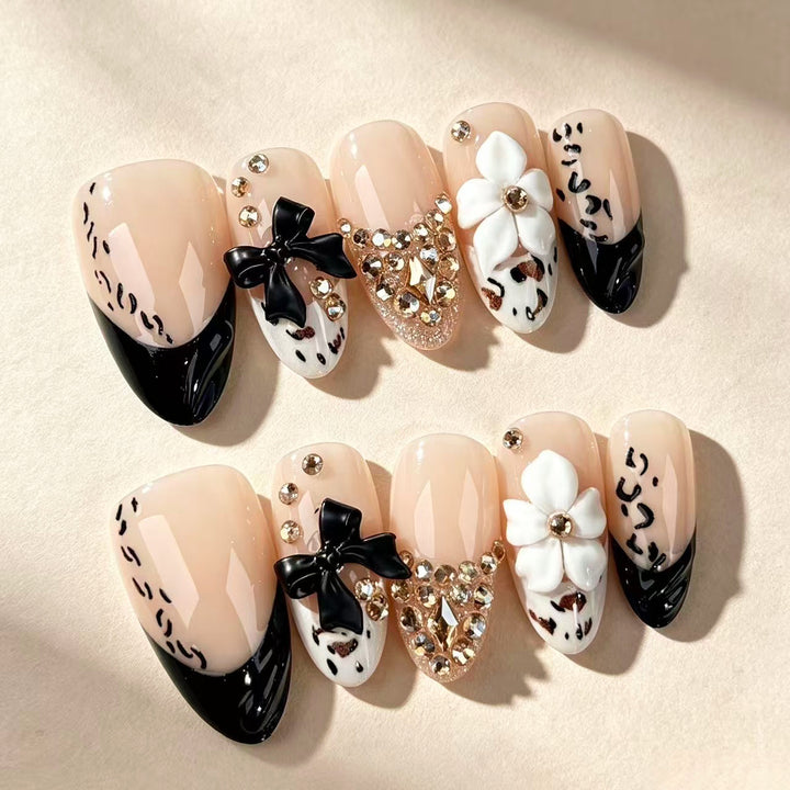 Elegante dekorative Press-On-Nagelkollektion