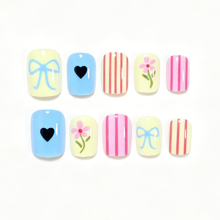 Dekoratives Nagelkunst-Set mit floralen Motiven Karnz