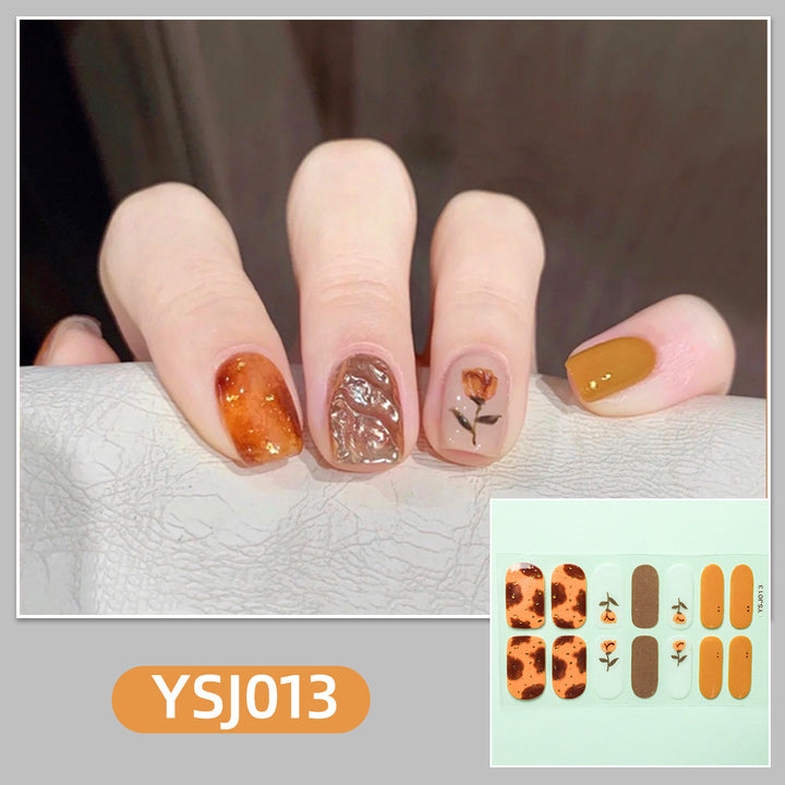 Kunstvolle Nagelverzierung mit Glitzerdetails Karnz