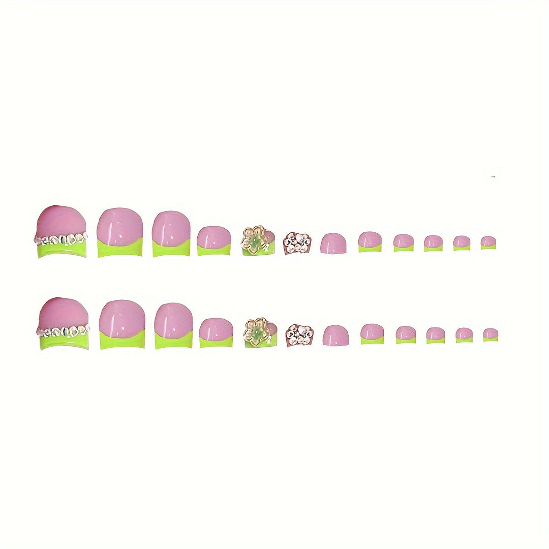 Dekoratives Nagelkunstset mit floralen und Strassakzenten Karnz