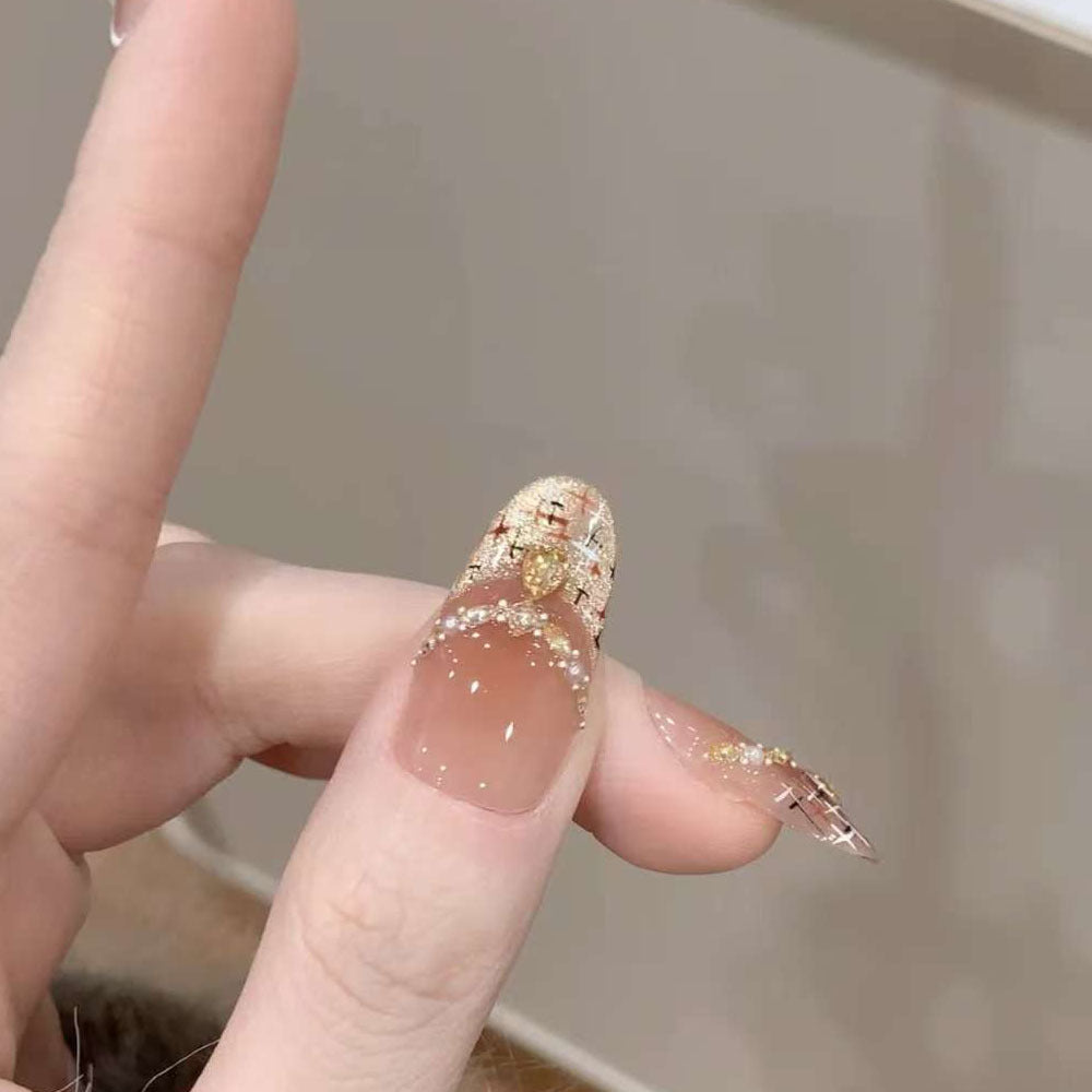 Kunstnägel mit Glamourösen Goldakzenten Karnz