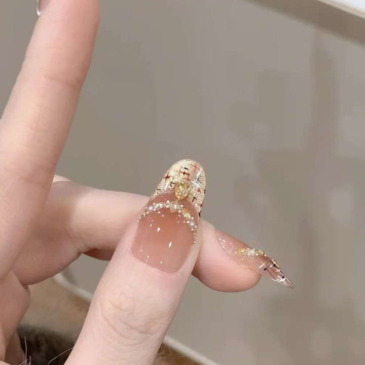 Kunstnägel mit Glamouröse Strassverzierungen Karnz