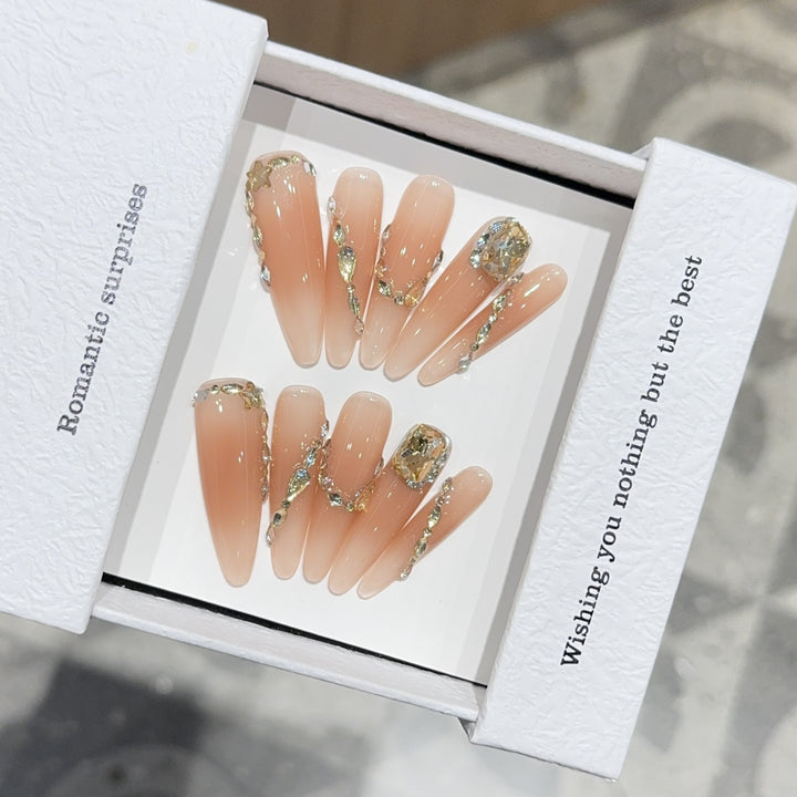 Kunstnägel mit Romantischem Glamour-Design Karnz