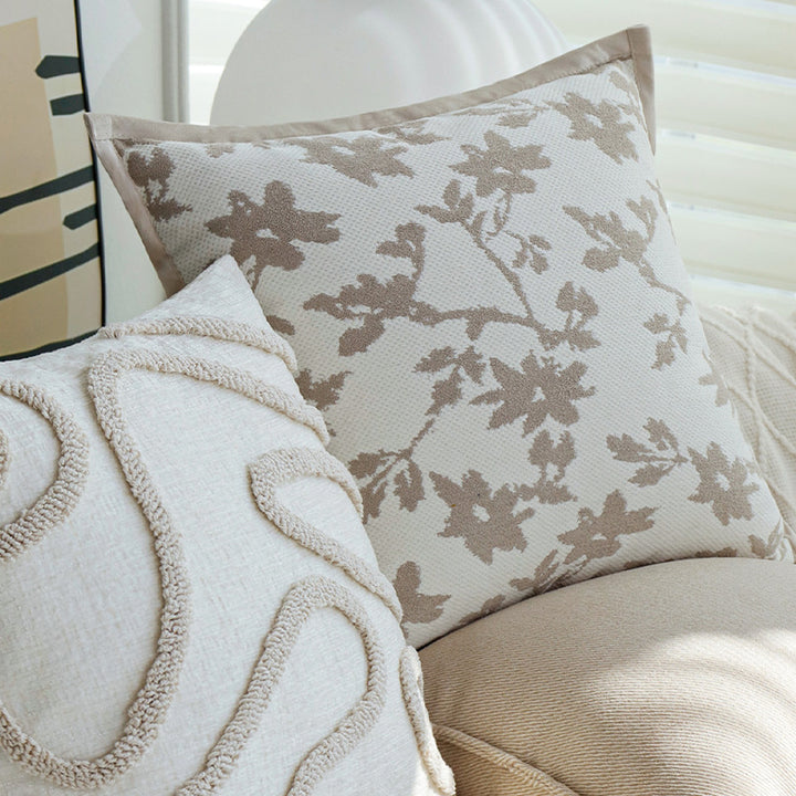 Dekorativer Zierkissenbezug mit floraler Jacquard-Struktur und Samt-Borte Karnz