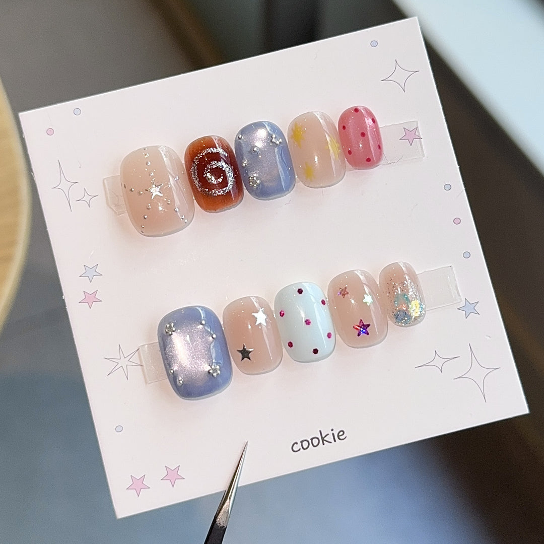 Kreative Kunstnägel mit Funkelnden Sternenmotiven Karnz