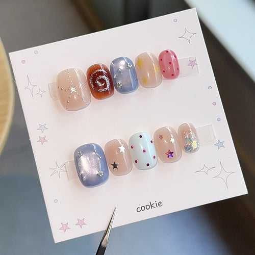 Kreative Kunstnägel mit Funkelnden Sternenmotiven Karnz