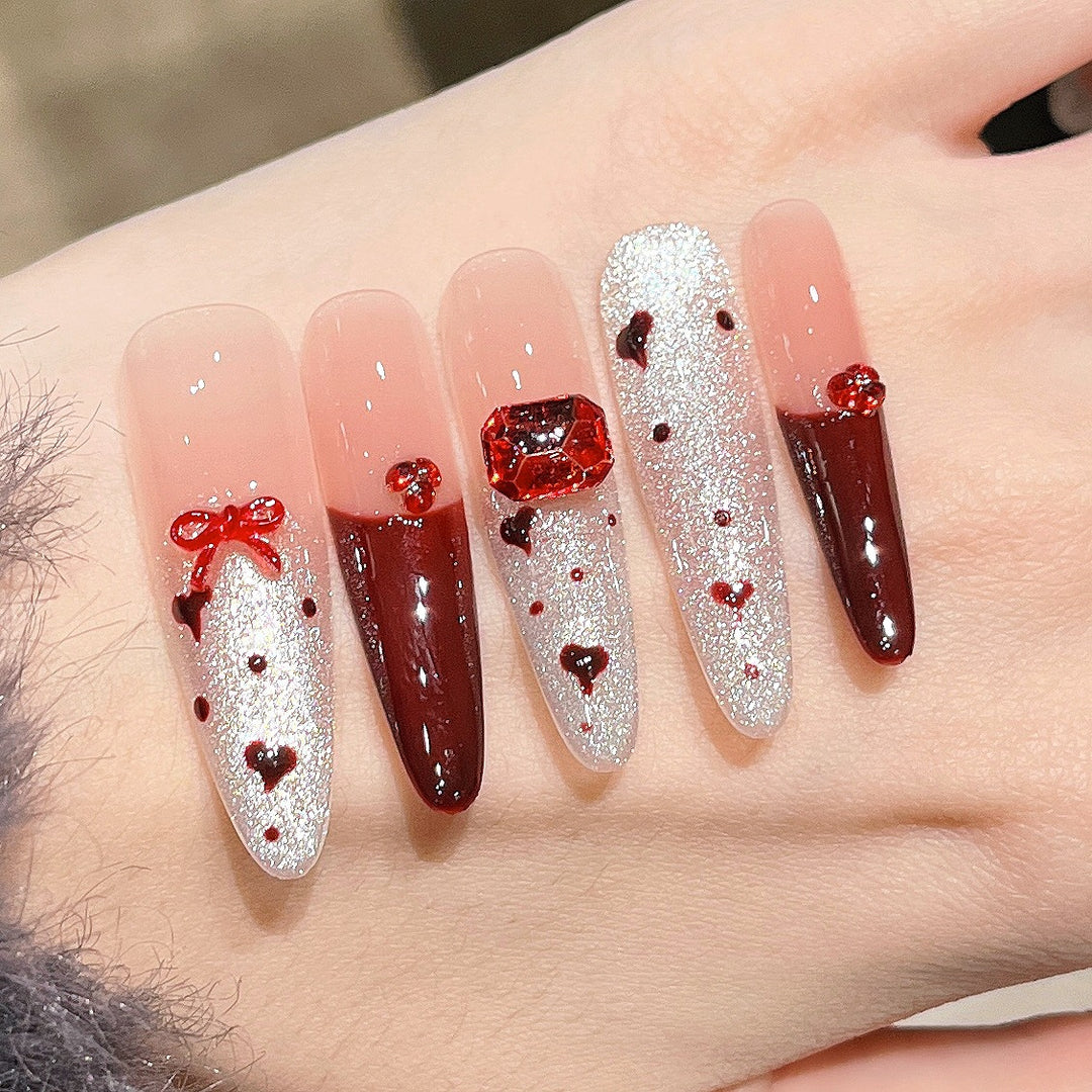 Herz-verzierte Press-On Nagelkunst Karnz