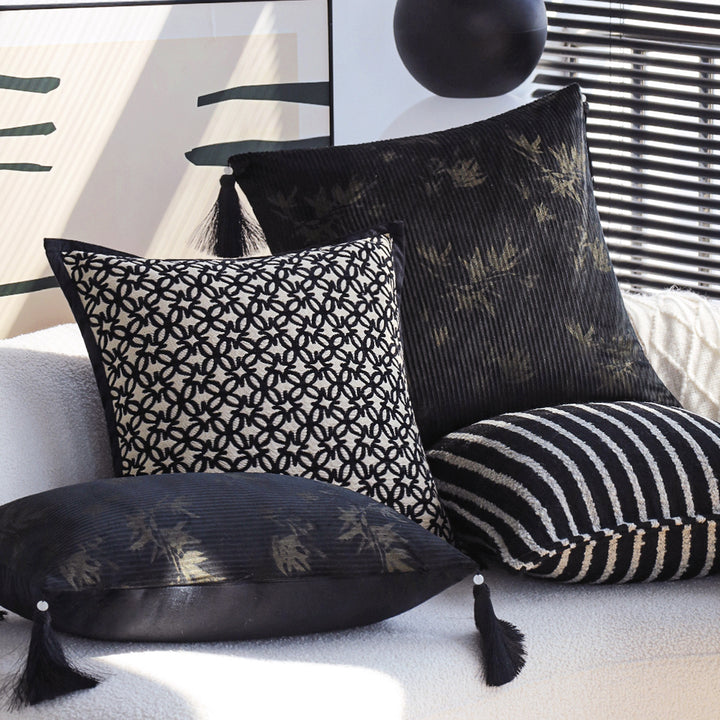 Quadratischer Samt-Kissenbezug mit reliefiertem Metallic‑Streifen und feiner Keder Karnz