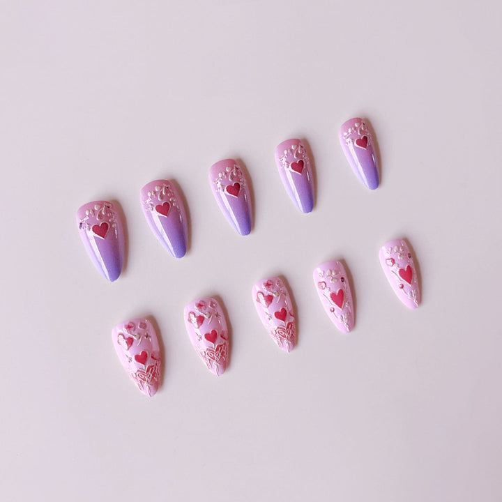 Kunstnagelset mit romantischen Herz- und Floralverzierungen Karnz