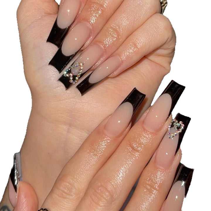 Stylische dekorative Press-On-Nagelkunst Karnz