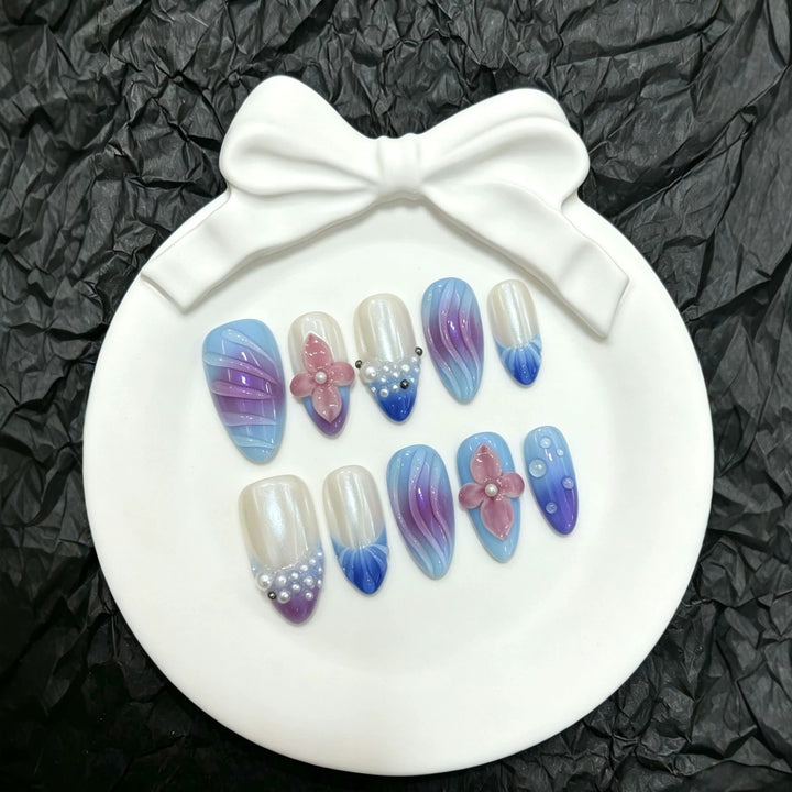 Dekorativer Press-On-Nagelset mit floralen und gradienten Designs