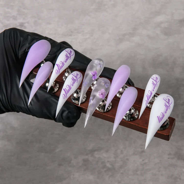Künstlerisches Stiletto Press-On Nagelset mit floralem Akzent