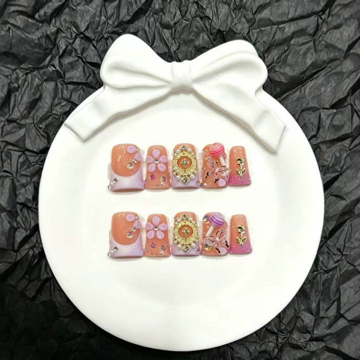 Dekoratives Press-On Nagelkunstset mit charmanten Blumen- und Schmuckakzenten