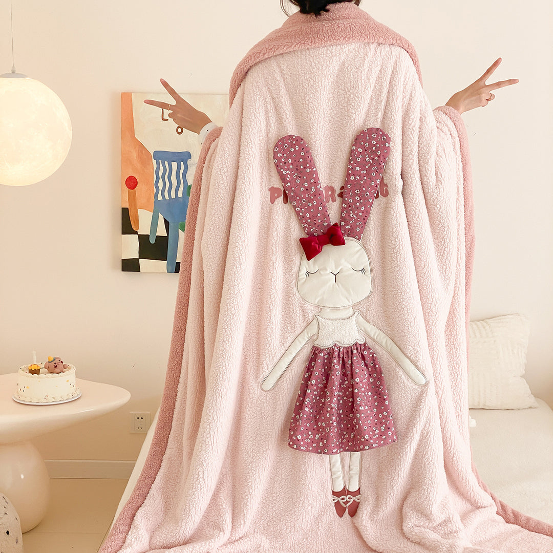 Kuscheldecke aus Teddy‑Fleece mit appliziertem Puppenmotiv und wendbarer Plüschseite