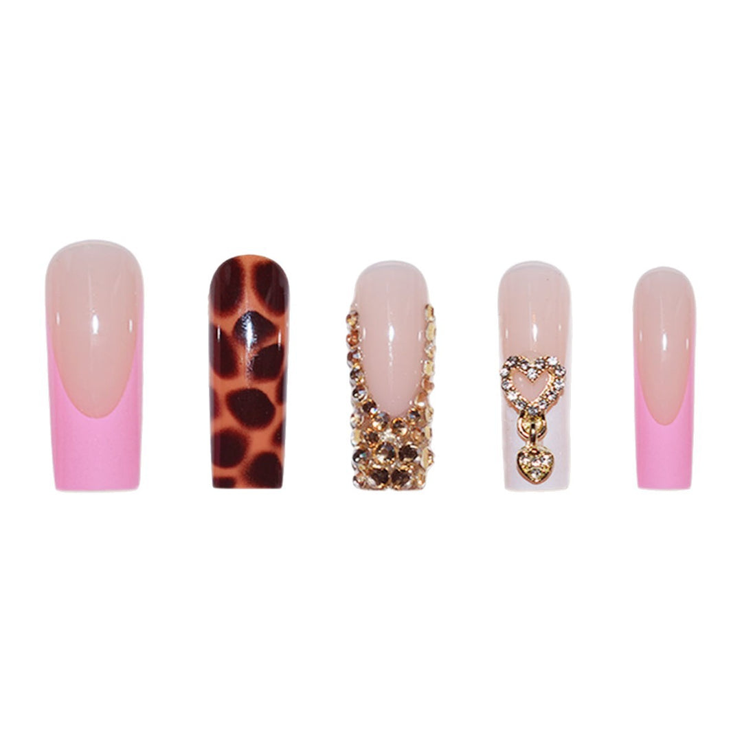 Luxuriöse Designer Press-On Nagelverzierungen Karnz