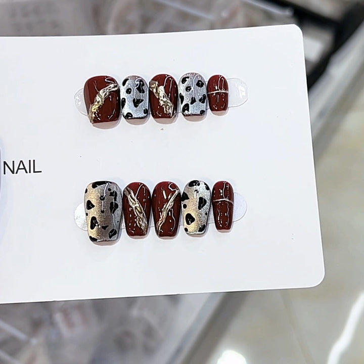 Stylisches Press-On-Nail-Art-Set mit einzigartigen Mustern Karnz