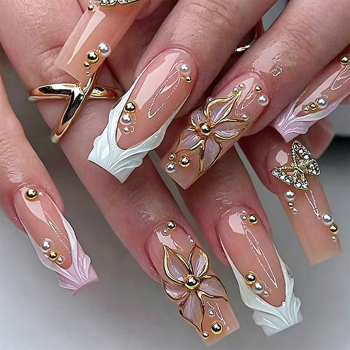 Elegante Kunstnagelspitzen mit Goldakzenten Karnz