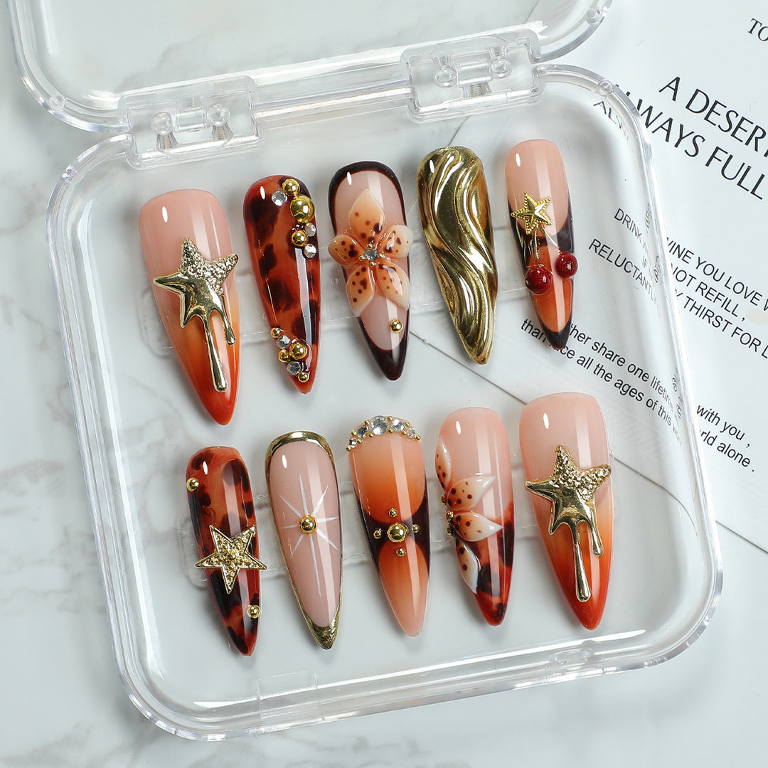 Kunstnagelset mit eleganten Verzierungen Karnz