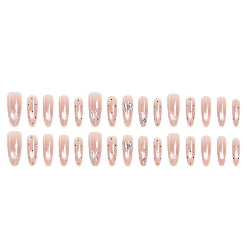 Kunstnagelset mit funkelnden Glitzer- und eleganten Schmuckdetails Karnz