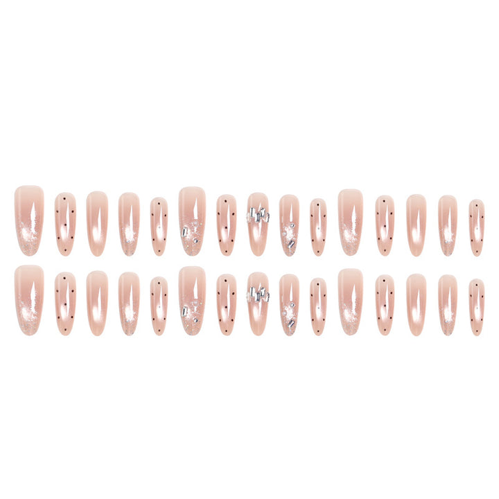 Kunstnagelset mit funkelnden Glitzer- und eleganten Schmuckdetails Karnz