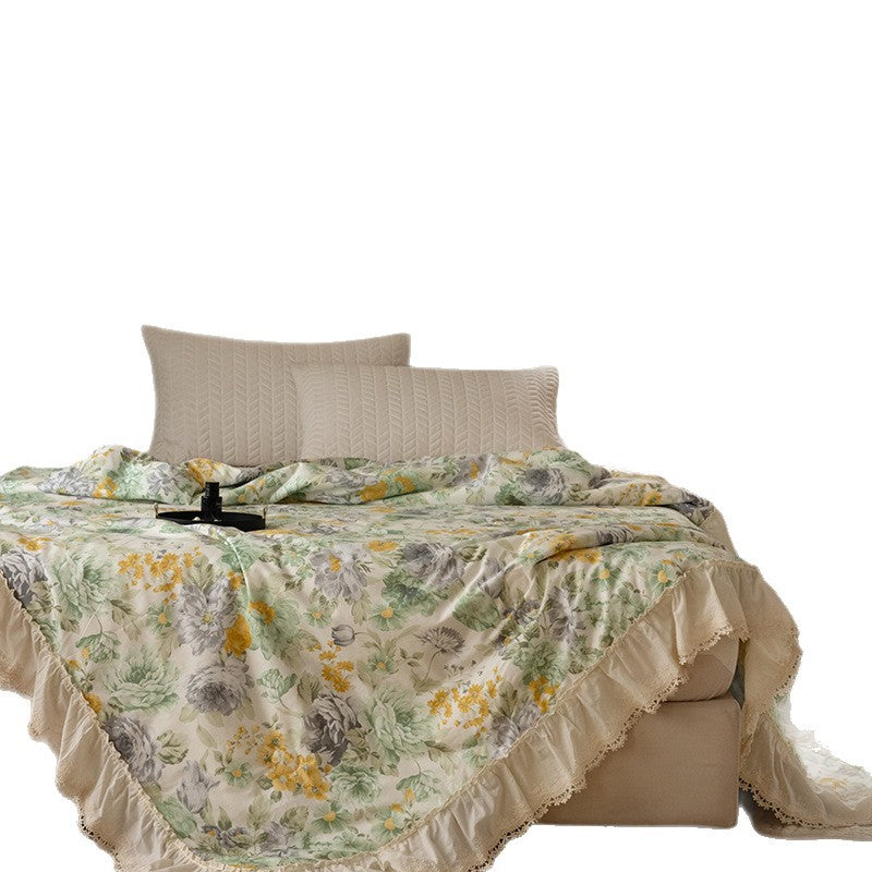 Floral gesteppte Tagesdecke mit Spitzenrüsche