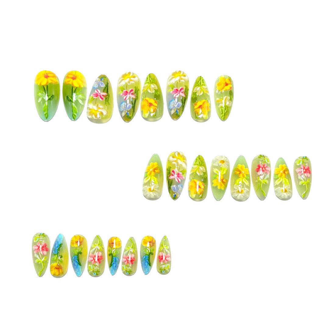 Kunstnagel mit Fröhlichen Floralem Design Karnz