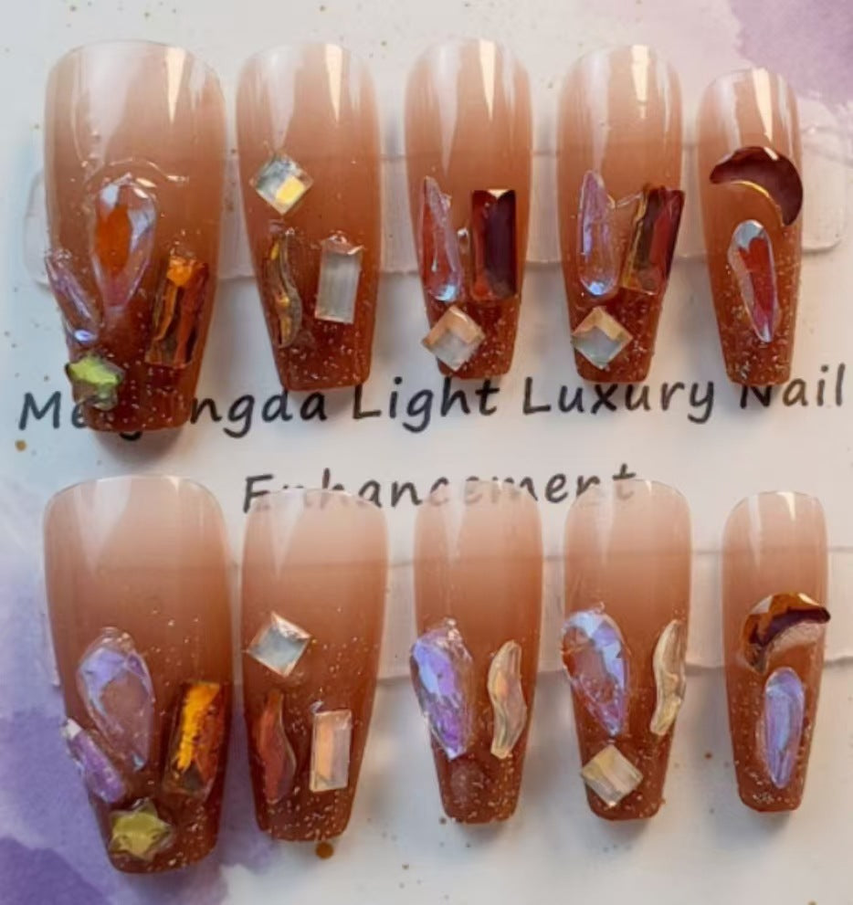 Kunstvolle Nagelkunst mit Schmetterlings- und Perlendetails Karnz