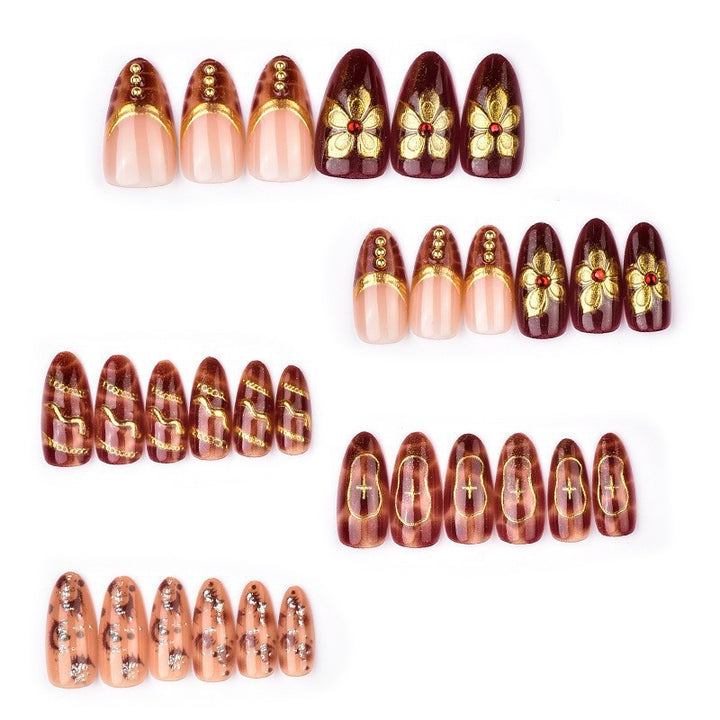 Kunstnagelset mit floralen Akzenten Karnz
