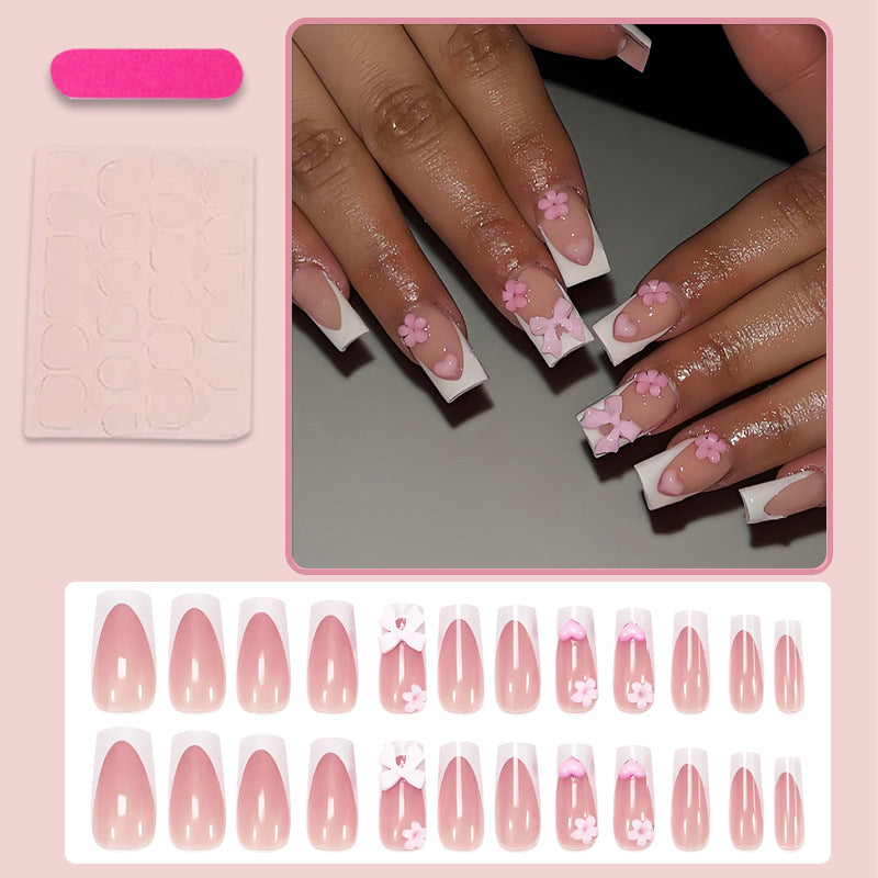 Kunstnagelset mit romantischen Blüten und eleganten Akzenten Karnz