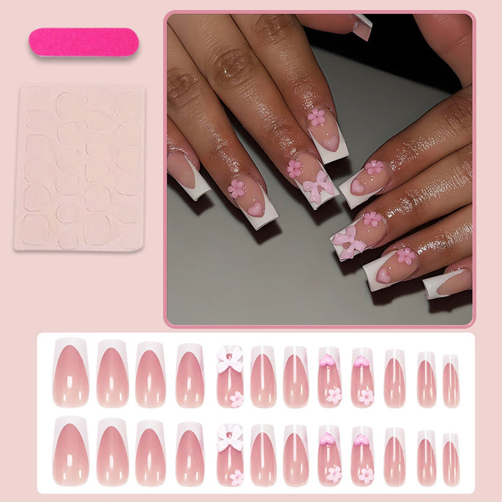 Kunstnagelset mit romantischen Blüten und eleganten Akzenten Karnz
