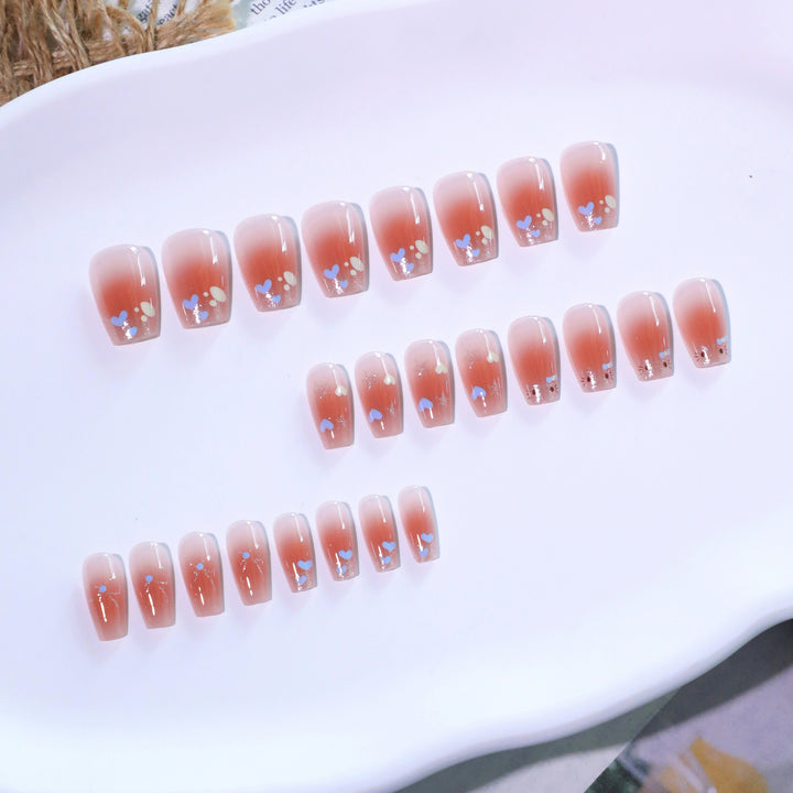Kunstvolle Nagelkunst mit verspielten Akzenten Karnz