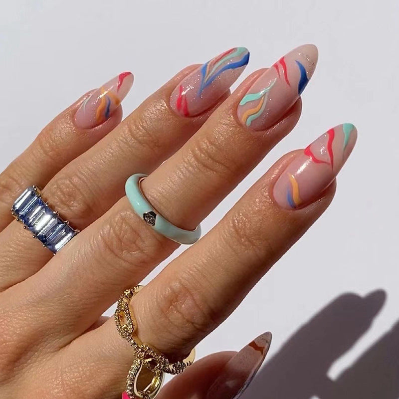 Kunstvolle Nagelverlängerungen mit elegantem Blattmuster Karnz