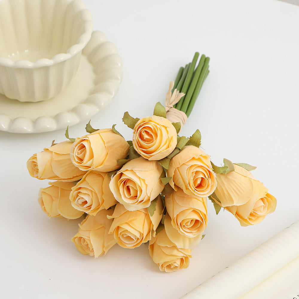 Künstlicher Rosenstrauß mit feinen Details Karnz
